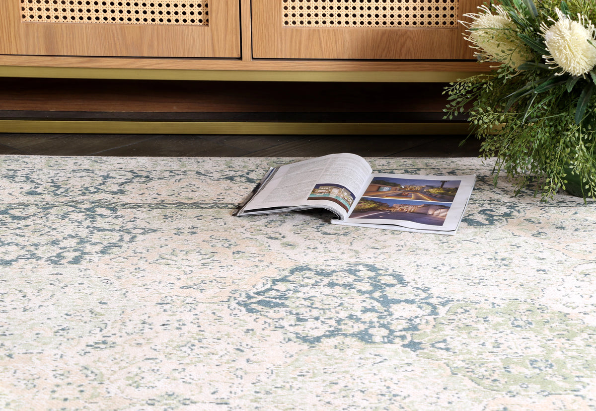 Traditional Distressed Floral Rug in Ivory Vintage Style