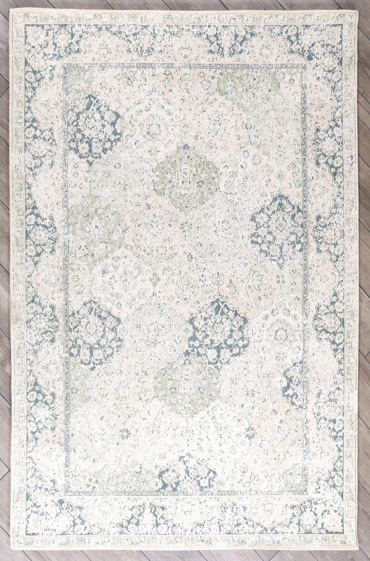 Traditional Distressed Floral Rug in Ivory Vintage Style
